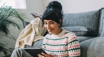 Frau hält Tablet in der Hand
