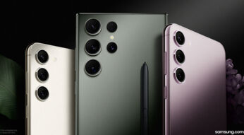 Rückseiten von drei Handys nebeneinander vor dunklem Hintergrund: Galaxy S23, Galaxy S23 Ultra und Galaxy S23+