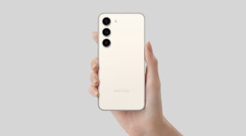 Galaxy S23 wird in die Kamera gehalten