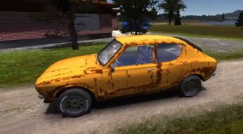 Ein gelbes Auto steht auf einem Feldweg im Spiel My Summer Car