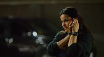 Eine Frau mit Handy am Ohr