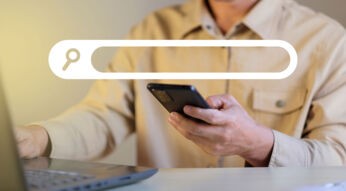 mann sucht etwas auf google