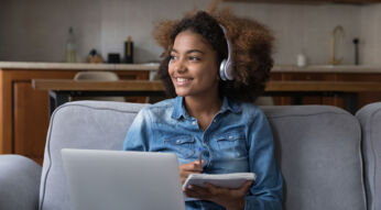 frau hört Musik am Laptop