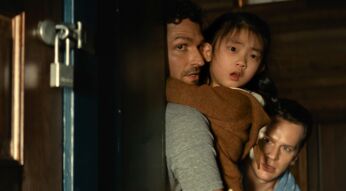 Zwei Männer und ein Kind, voller Angst