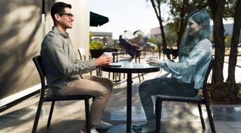 mann unterhält sich mithilfe von metas ar-brille mit hologramm von einer frau