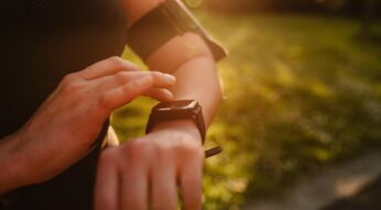 Smartwatch am Handgelenk einer FRau