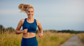 Frau mit Smartwatch joggt