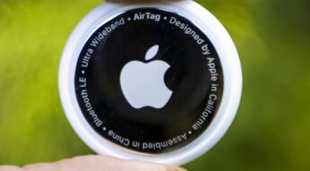 AirTag von Apple vor grünem Hintergrund