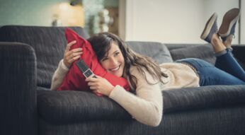 Frau schaut Fernsehen