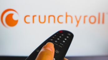 Fernbedienung und Logo von Crunchyroll