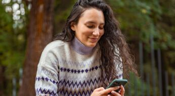 Frau schaut auf ihr iPhone