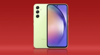 Samsung-Handy Galaxy A54 5G in Grün vor rotem Hintergrund