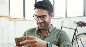 Mann tippt auf Smartphone