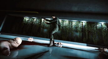 Ein Soldat eines Militärtrupps in Sons of the Forest