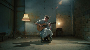 Musiker Ren performt seinen Song Hi Ren im Musikvideo