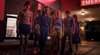 Noah Schnapp, Caleb McLaughlin, Millie Bobby Brown, Finn Wolfhard, Sadie Sink, Charlie Heaton, Natalia Dyer stehen vor dem Einkaufszentrum in Hawkins