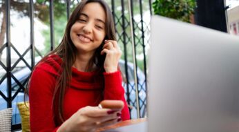 Frau trägt die AirPods im Ohr