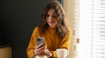 Frau schaut auf ihr iPhone