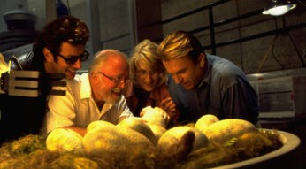 Dr. Ian Malcom, John Hammond, Dr. Ellie Sattler und Dr. Alan Grant schauen Dinosauriern beim Schlüpfen zu