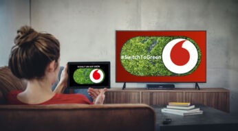 Eine Frau nutzt die grüne Mediathek von Vodafone Switch To Green – Schalt um auf Grün