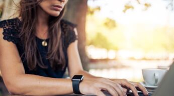 Frau trägt Apple Watch auf dem Arm