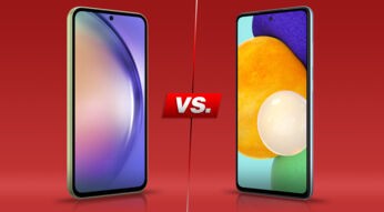 Zwei Smartphones von vorne nebeneinander: das Galaxy A54 und das Galaxy A52 vor rotem Hintergrund