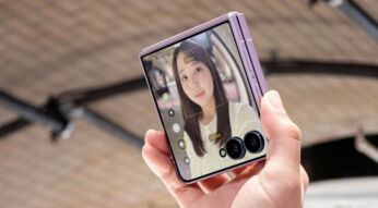 Nahaufnahme einer Hand mit zugeklapptem Galaxy Z Flip8.