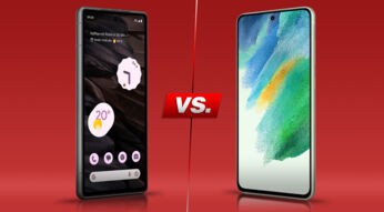 Smartphones Pixel 7a und Galaxy S21 FE von vorne nebeneinander vor rotem Hintergrund