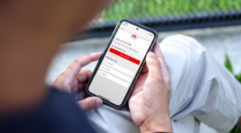 eine Person nutzt Chatbot TOBi um Hilfe zu bekommen