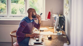 mann surft zuhause im internet