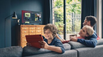 Eine Familie schaut gemeinsam TV und freut sich über das Angebot 1 Jahr GigaTV geschenkt