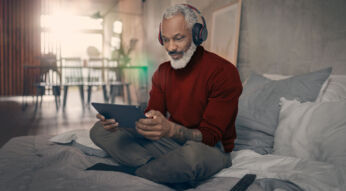 ein mann benutzt auf seinem tablet die gigatv app