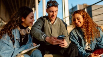 vodafone-tarife-studenten-featured-gruppe-mit-hand