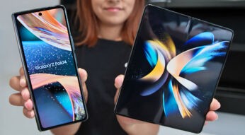 Junge Frau zeigt zwei Galaxy Z Fold4