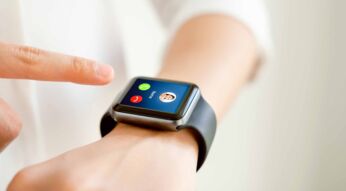 Ein eingehender Anruf auf einer Smartwatch mit SIM-Karte