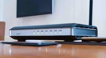 EIn WLAN-Router steht auf einem Schreibtisch