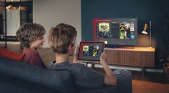 zwei Kinder schauen zusammen eine Sendung GigaTV-Mediatheken für Kinder