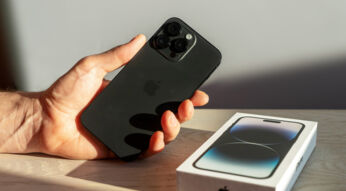 iPhone 14 Pro Max in der Hand