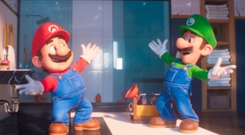 Auf dem Bild in dem Artikel zu möglichen Nintendo-Verfilmungen sind Mario und Luigi aus „Der Super Mario Bros. Film“ zu sehen. Mario trägt seine rote Mütze und Latzhose, während Luigi im grünen Outfit danebensteht. Beide wirken fröhlich und energiegeladen in einer hellen Badezimmerkulisse.