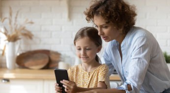 tarife-fuer-kinder-featured-frau-kind-istock