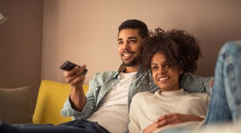 Pärchen schaut zusammen auf dem Sofa in die Vodafone Videothek