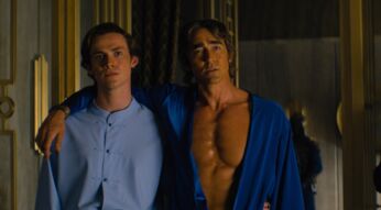 Zwei Männer in einem dunklen Raum