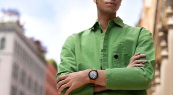 Mann trägt Galaxy Watch6 Classic