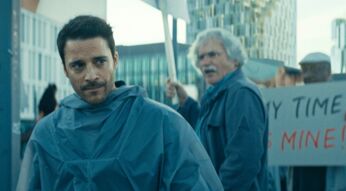 Ein Mann gerät in eine Demo.