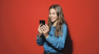 Mädchen schaut auf ihr Smartphone