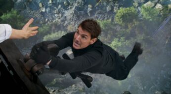 Tom Cruise hängt an einem Helikopter
