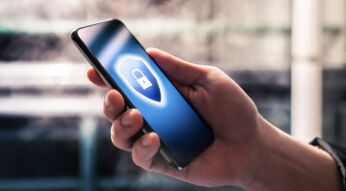 Hand hält Smartphone mit Schloss-Symbol