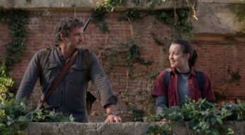 Joel und Ellie stehen vor einer Mauer und schauen sich an