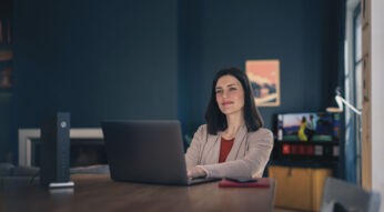 frau surft im internet was ist kabel