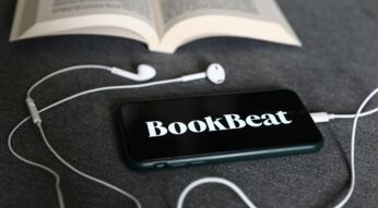 Logo von BookBeat auf dem Smartphone
